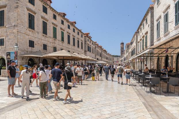 Dubrovnik:  Pune plaže i turističke gužve u gradu