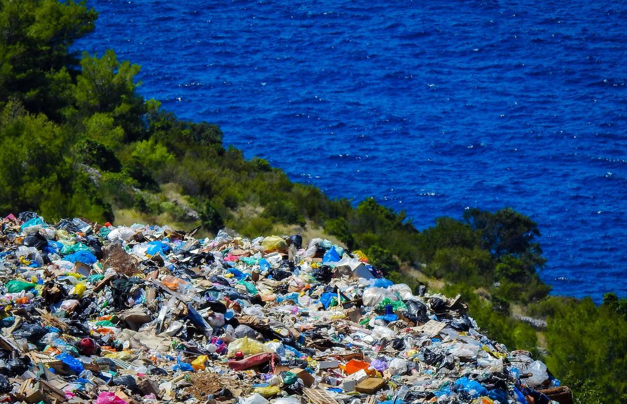 Iz mora kod Visa izvukli 15 tona otpada, našli i vojnu opremu