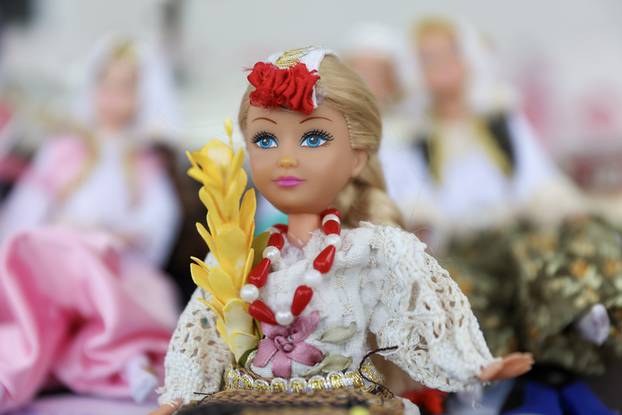 Bosanska Barbie postala pravi hit, djevojčica Esma dizajnira i šije narodnu nošnju za lutke