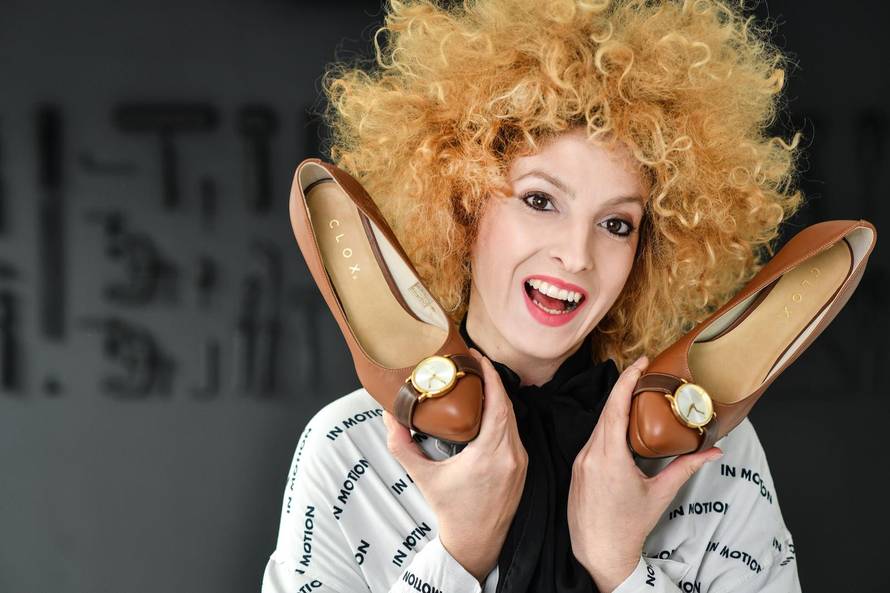 Štikle koje imaju sat: Mia je na CLOXice stavila i gole mladiće!