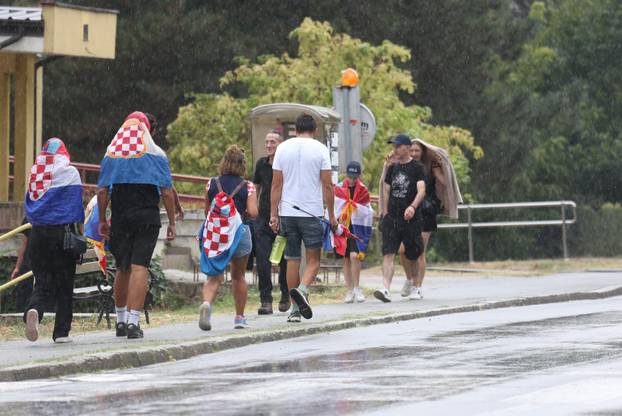 Vukovar: Mnogobrojni obožavatelji Thomsona su krenuli pristizat u posljepodnevnim satima 