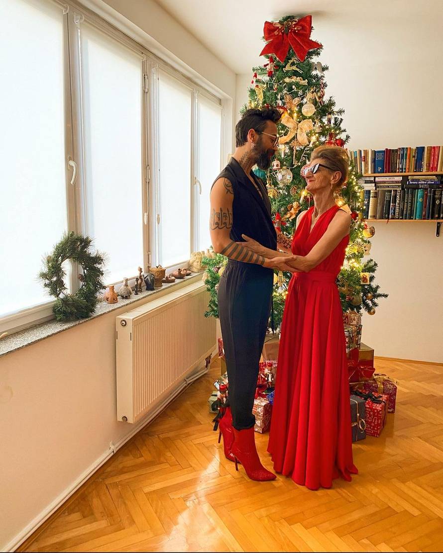 Božo Vrećo i majka pozirali u haljinama dan prije bolnice