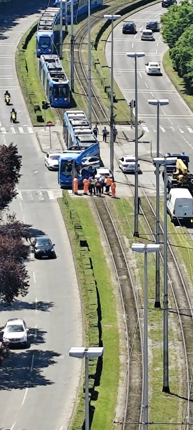 Pogledajte kaos na Jarunu gdje je tramvaj iskočio iz tračnica. Zabio se u policijski automobil