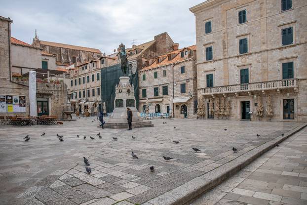 Nedjeljno jutro na Stradunu, nemir uzrokovan pandemijom koronavirusa itekako se osjeća