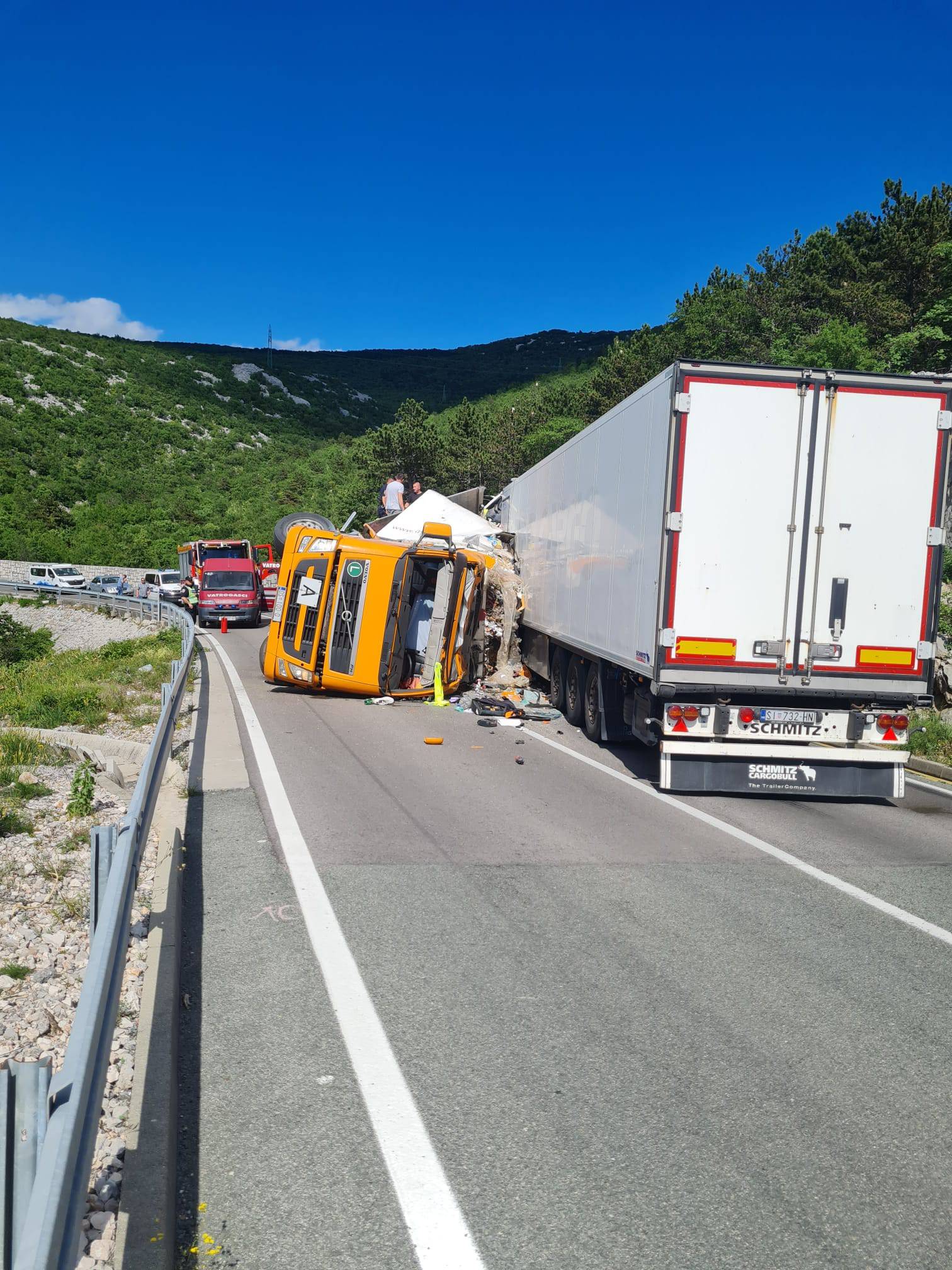 VIDEO Kamioni smrskani nakon sudara kod Klenovice, vozača helikopterom vozili u bolnicu