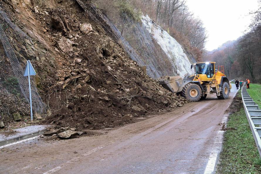 Veliki odron kamenja i zemlje u blizini Pregrade