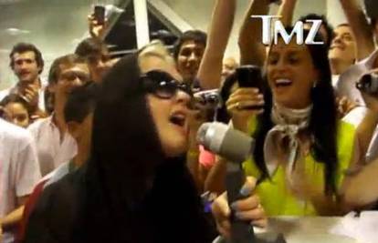 'Girls Just Wanna Have Fun': Cyndi je pjevala na aerodromu