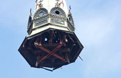 Skidanje zvonika s pravoslavne crkve Preobraženja Gospodnjeg na Cvjetnom trgu 