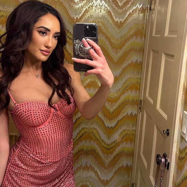 FOTO Chloe obožava vježbati yogu gola. Vježba  sama, ali i u društvu: 'Izazov za tijelo i um...'