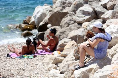 FOTO Preslatki psi se kupaju i uživaju na plaži u Crikvenici