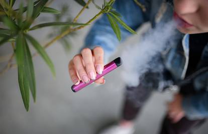 Znanstvenici u šoku: 'Vejpovi' ispuštaju više kancerogenih spojeva od običnih cigareta!