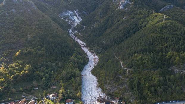 Pogled iz zraka na mjesto Donje Jablanica i kamenolom iz kojeg je krenula lavina kamenja zajedno s bujicom