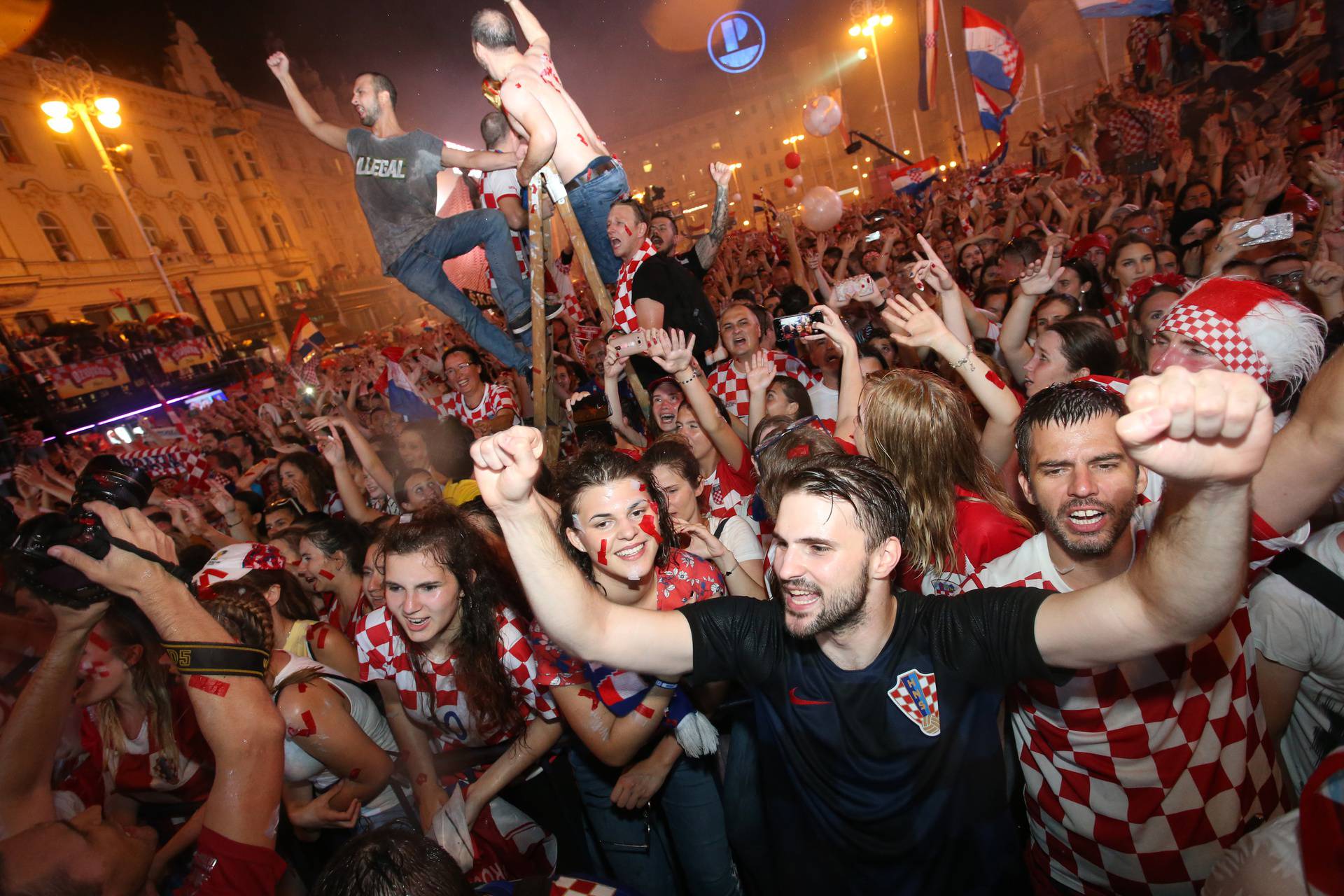 Zagreb: Nakon pet sati vožnje kroz grad Vatreni konačno stigli na Trg bana Josipa Jelačiča