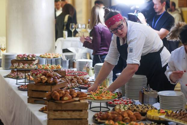 Zagreb: Ponuda hrane u izbornom stožeru Dragana Primorca