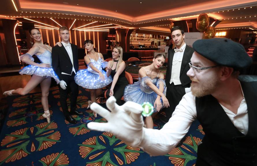 Preskočila je teški trening kod muža? Indiri se nazire trbuščić