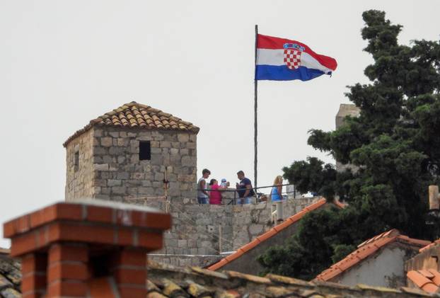 Dubrovnik ljeti, tisuće posjetitelja, ali i bogata ponuda za svakoga