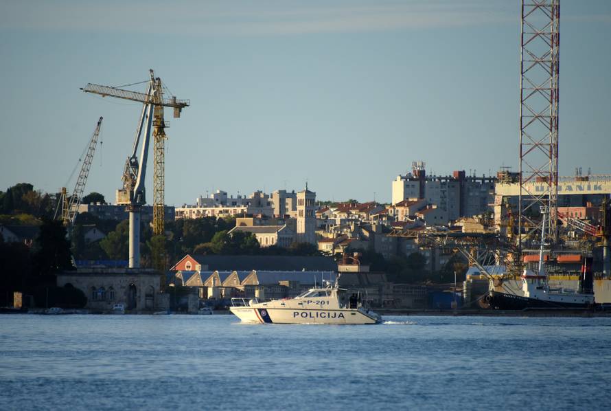 Iz pulske luke izvađena podmornička mina