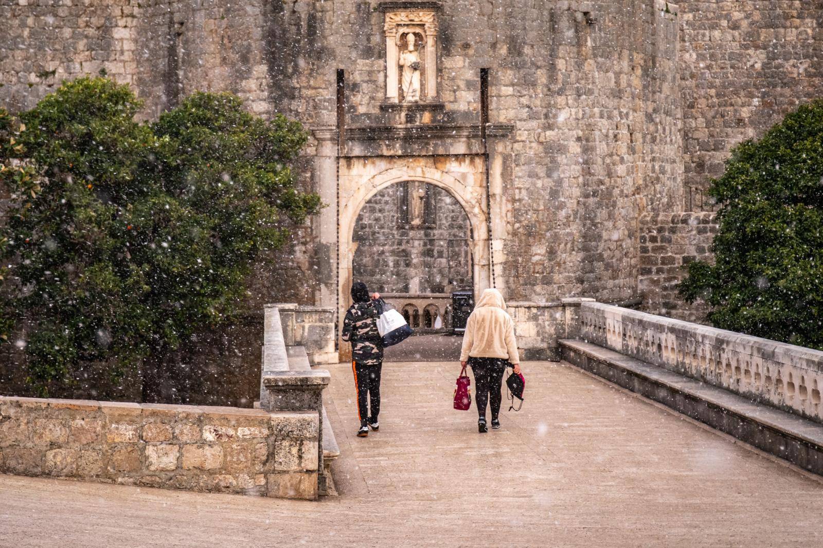 U Dubrovniku počeo padati snijeg