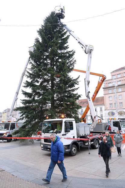 FOTO Pripreme za zagrebački Advent u punom jeku: Bor od 16 metara dobio je kuglice i ukrase