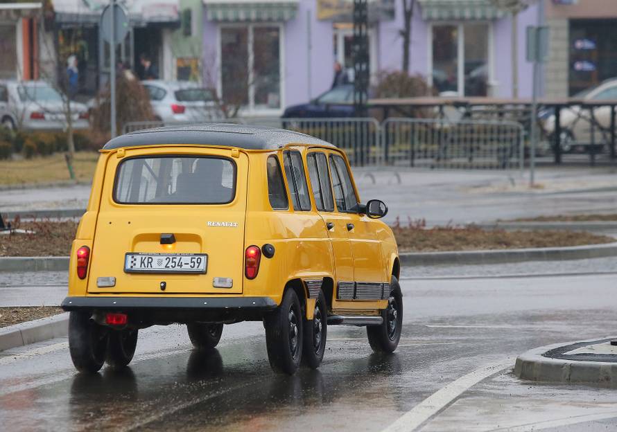 Produženi Renault 4 ima šest kotača i najveći prtljažnik...
