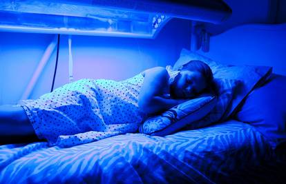 Curica (9) zbog rijetke bolesti mora spavati pod UV zrakama
