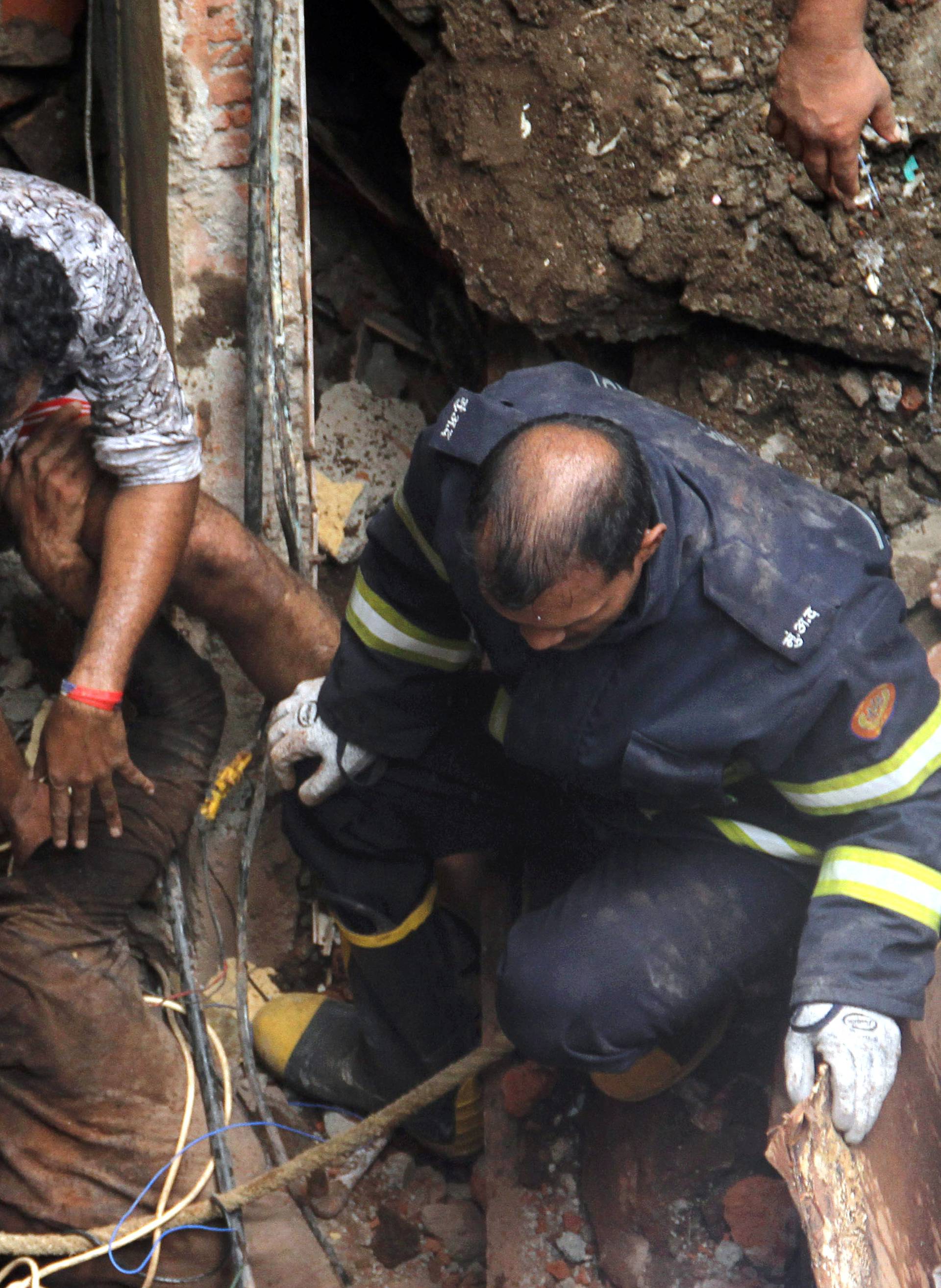 Ispod srušene zgrade u Indiji četvero mrtvih, 30 zarobljenih