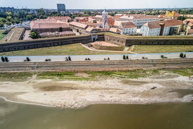 Pogled iz zraka na rekordno nizak vodostaj rijeke Drave kod Osijeka