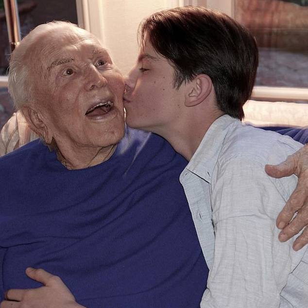 Michael Douglas čestitao ocu 102. rođendan: 'Ti si moj heroj'