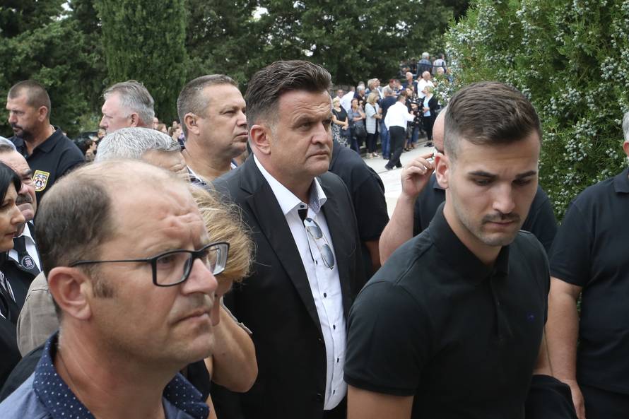 Imotska krajina oprostila se od svoga komodora Ivice Tolića