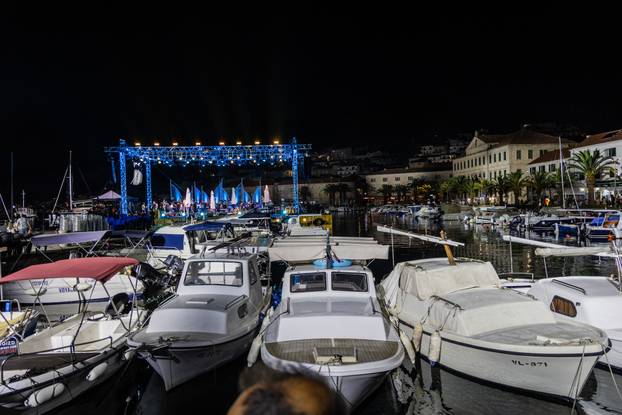 Proba na velikoj pozornici u Vela Luci