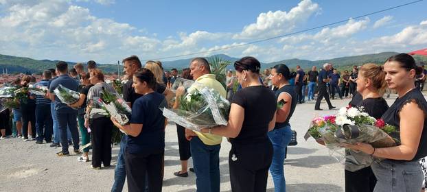 FOTO TUGA U KOTOR VAROŠU Pokopali Draganu (34) koja je poginula u buktinji kod Omiša
