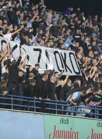 Vinkovci: Torcida bakljama gađala navijače Cibalije