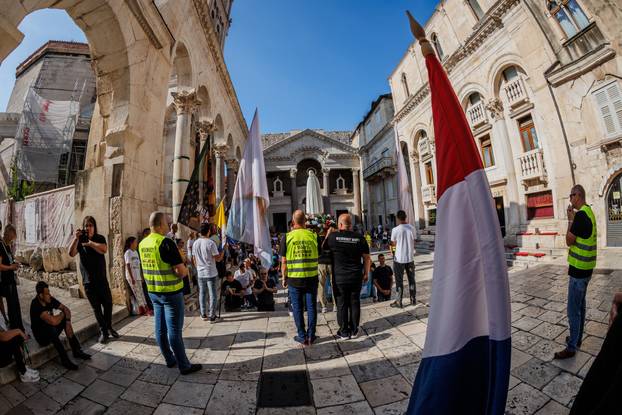 Split: Održana je molitva krunice na splitskom Peristilu