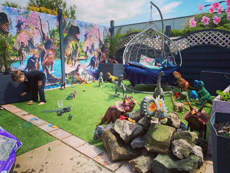 Mama sinu stvorila vrt iz snova - sada ima svoj vlastiti Dinoland