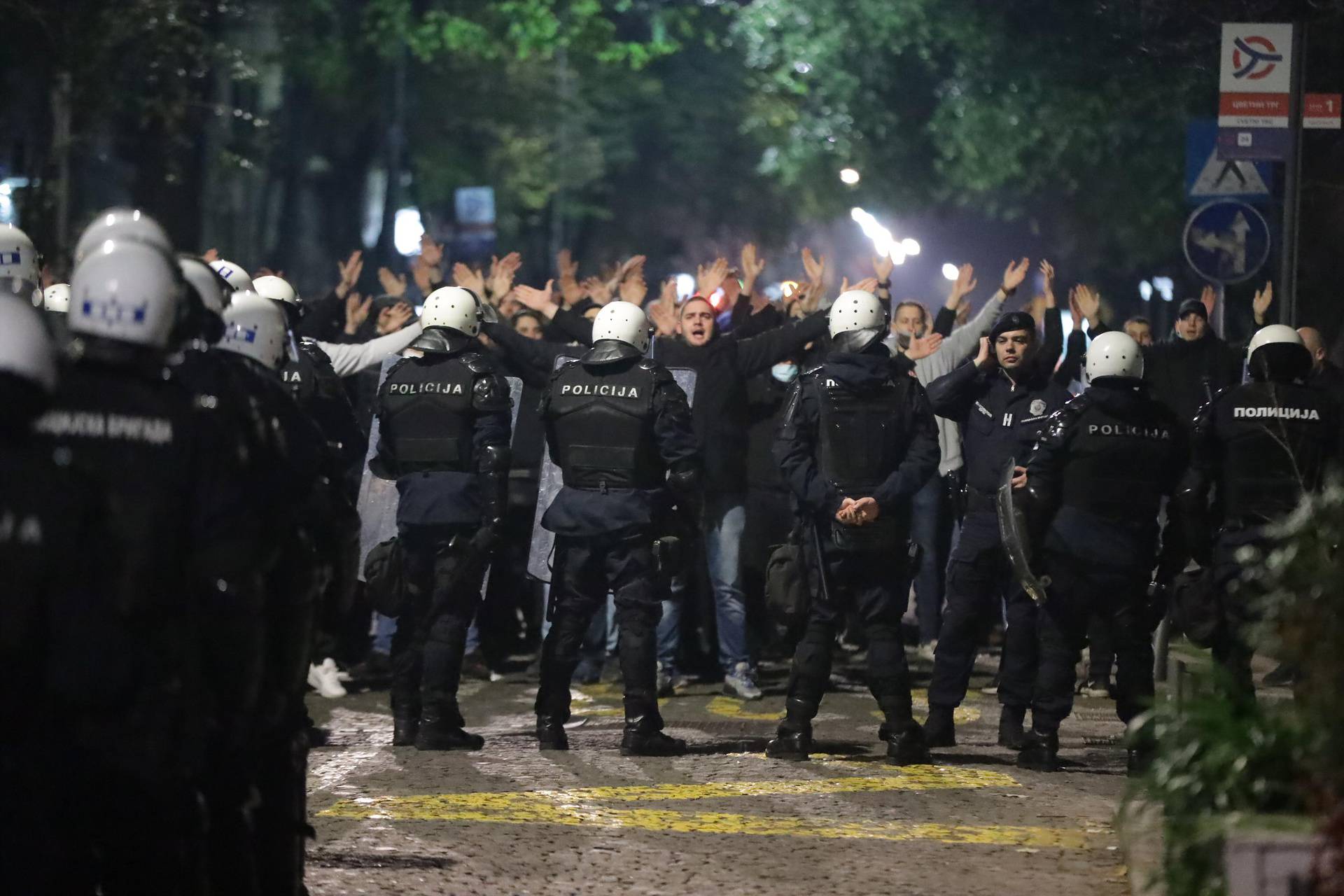 Beograd: Policijski korodon u Njegosevoj ulici gde su se okupili navijaci Partizana koji su željeli spriječiti održavanje prosvjeda "Mural mora pasti"