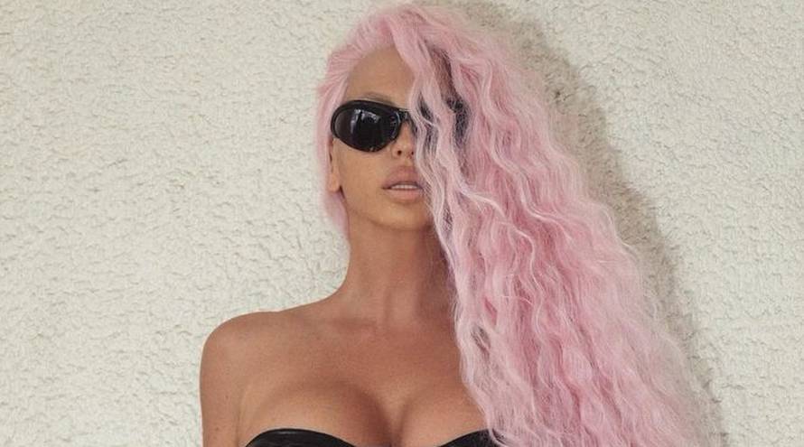 Karleuša paradirala uz bazen u 'trakice izdanju' pa je kritizirali: Bazen je iskrivljen, a guze nema