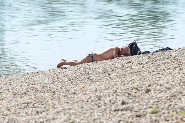 Zagreb: Građani uživaju u sunčanoj nedjelji na Jarunu