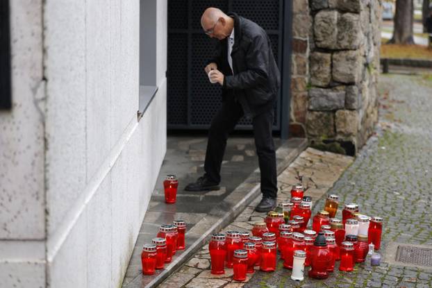 Novo Mesto: Suze i upaljene svijeće na mjestu na kojem je ubijen muškarac 