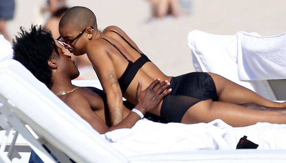 ** PREMIUM EXCLUSIVE ** AGREE FEE ** Willow Smith in a black bikini having fun on the beach in Miami with DE'WAYNE