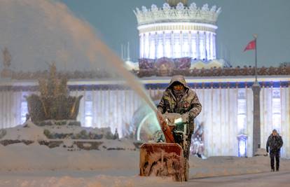 Temperature u Sibiru pale na minus 50, Moskvu zatrpale rekordne količine snijega