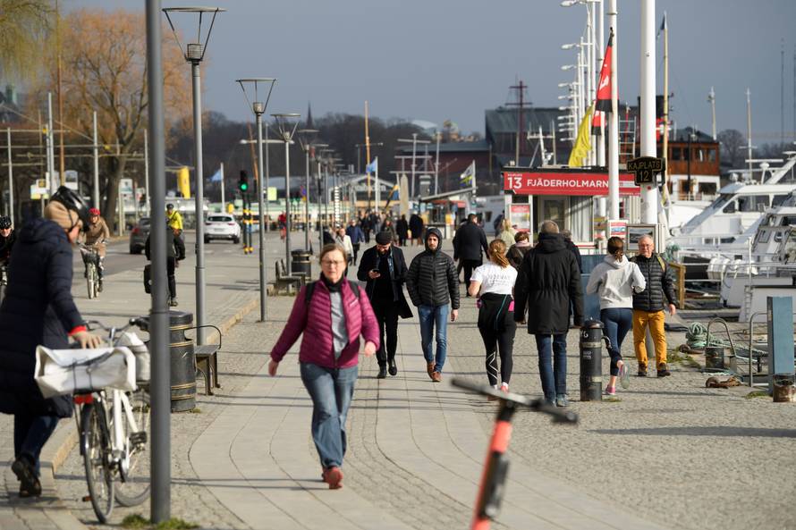 Dug put do normalnog života: Ublažavaju restrikcije u svijetu