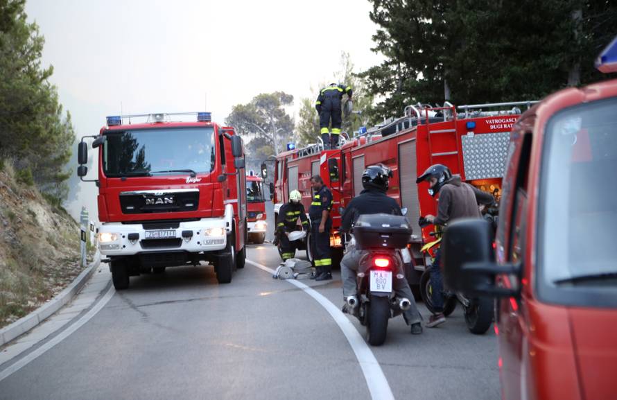 Kanader pomaže u gašenju, u Makarsku stiže i 150 vojnika