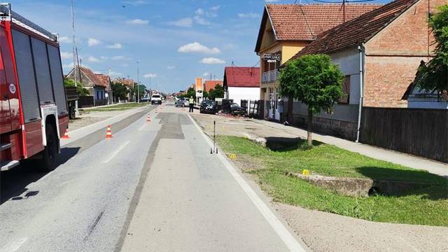 Detalji nesreće u Ivankovu: Vozač izgubio kontrolu, sletio je s ceste i udario u betonski prilaz