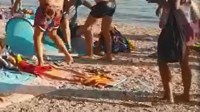 Djeca su vrištala: Na plaži se potukli gosti i vlasnik kafića