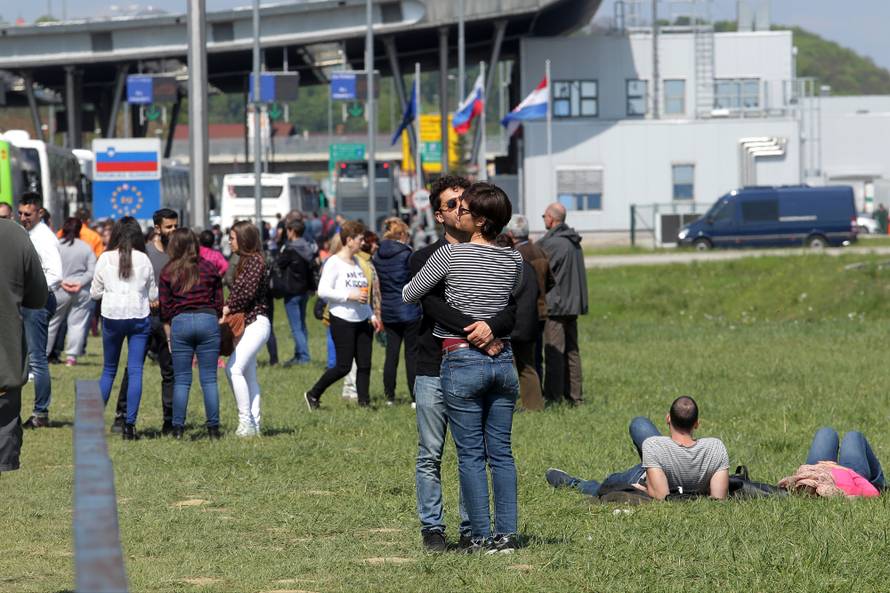 Kaos na Bregani: Ljudi izlaze iz buseva i granicu prelaze pješke