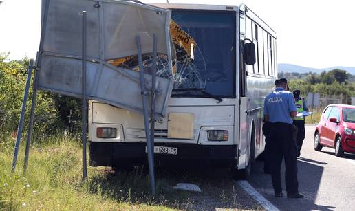 Autobus se zabio u prometni znak, vozača prevezli u bolnicu