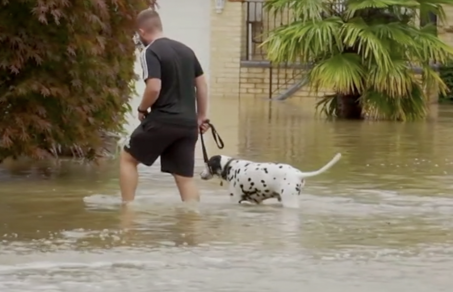 VIDEO Kaos u Velikoj Britaniji zbog poplava, u Londonu su zatvorili škole, prometnice...