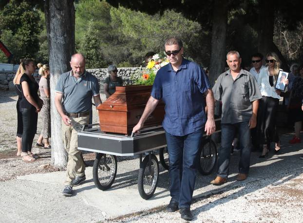 Rogoznica:Posljednji ispraæaj Ivice Karabatiæa, oca Ave Karabatiæ. 