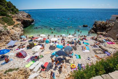 Strani i domaći turisti bezbrižno uživaju na pulskim plažama