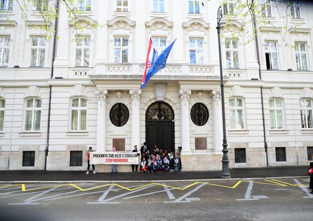 Zagreb: Blokade ulaza u Ministarstvo vanjskih i Europskih poslova, kao čin protesta protiv hrvatskog sudioništva u genocidu u Gazi